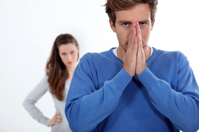 homem chateado com sintomas de prostatite